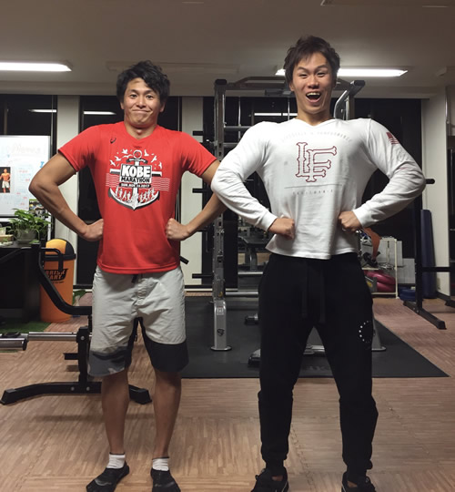 お仕事帰りにジムに立ち寄った中井様とトレーナーの写真